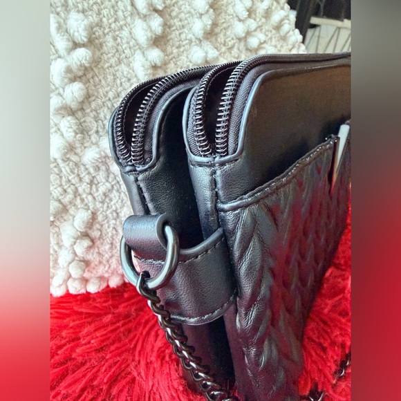 V Crossbody bag - Picture 8 of 13